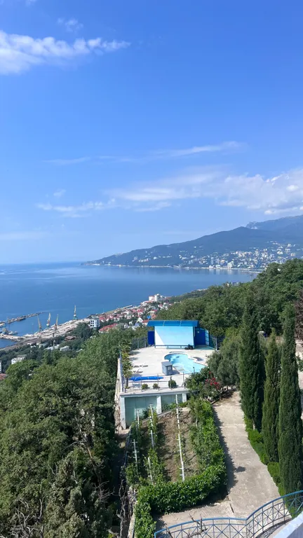 Большая трёхкомнатная квартира с видом на море и лес