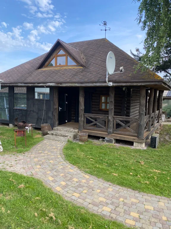 Деревенский дом с баней и террасой на берегу водоема