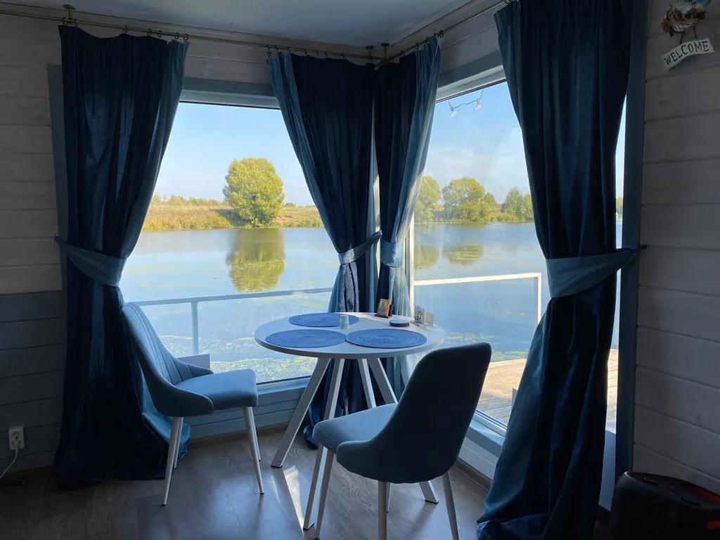 Дом на воде (Хаусбот) с баней и камином