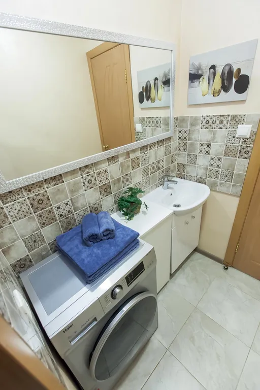 2-комнатная квартира с сауной и ярким интерьером