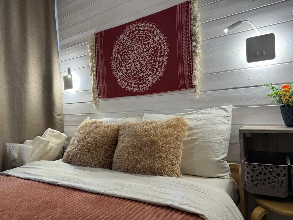 Домик с панорамными окнами и беседкой