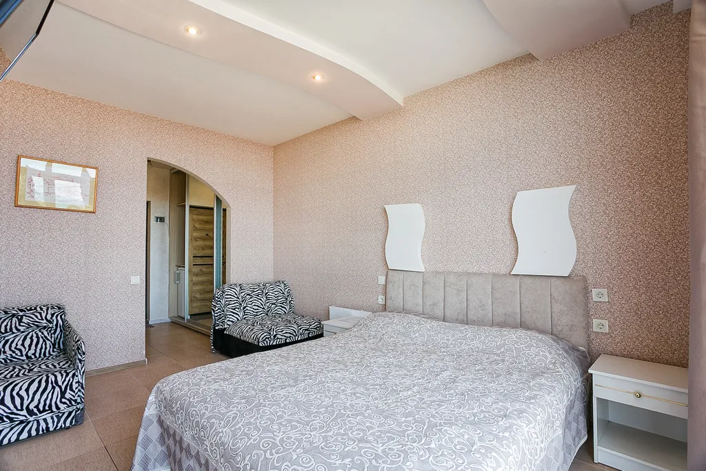 Светлая видовая квартира-студия под горой Кошка