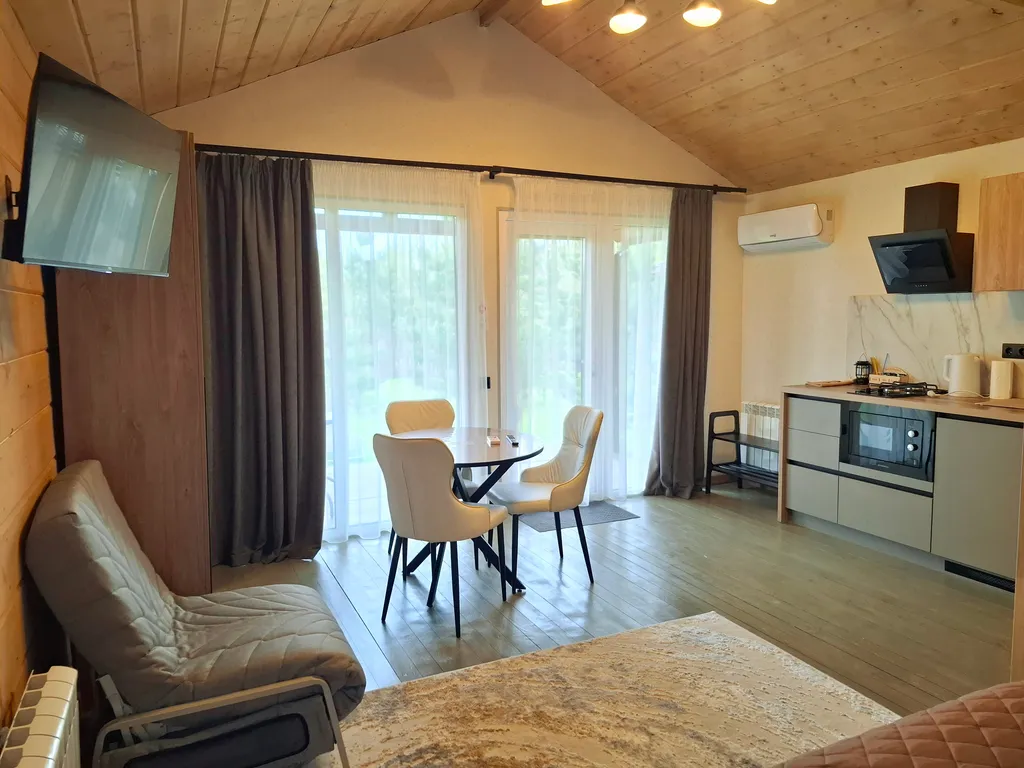 Коттедж в лесу у пруда