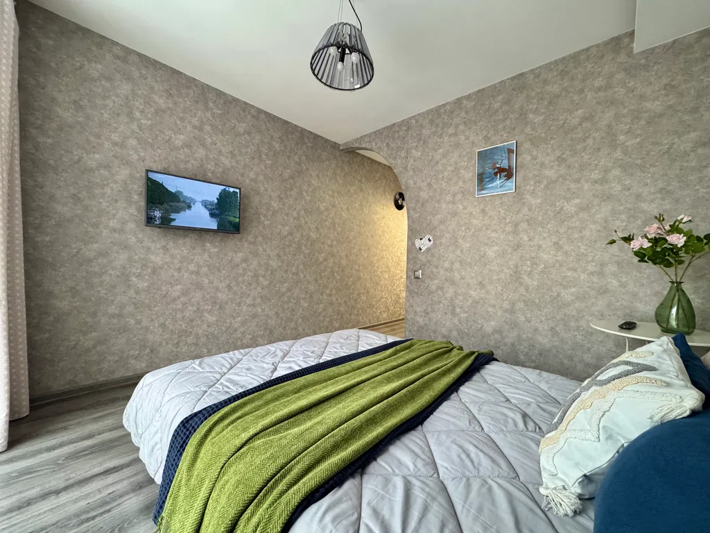 Студия на двоих у Аэропорта с панорамным окном