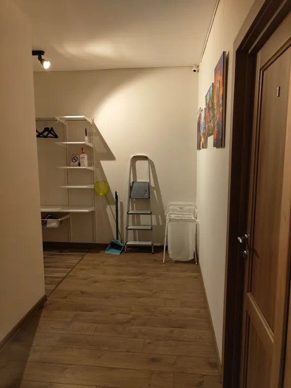 Уютная комната-студия у церкви на холме