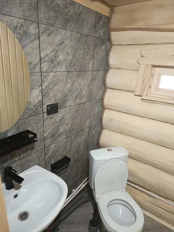 А-фрейм в лесу с баней из бревна липы и горячий чан