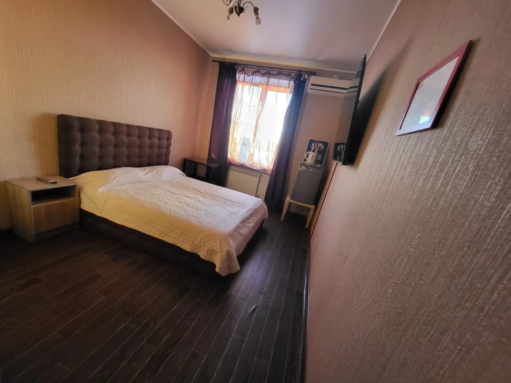 Номер с двухспальной кроватью, санузел в номере, душ на этаже