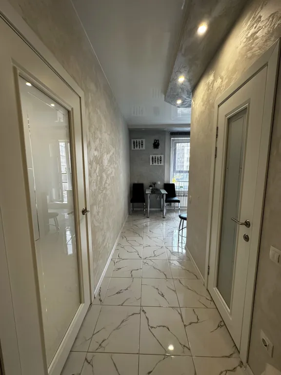 Стильные апартаменты с парящей кроватью и джакузи