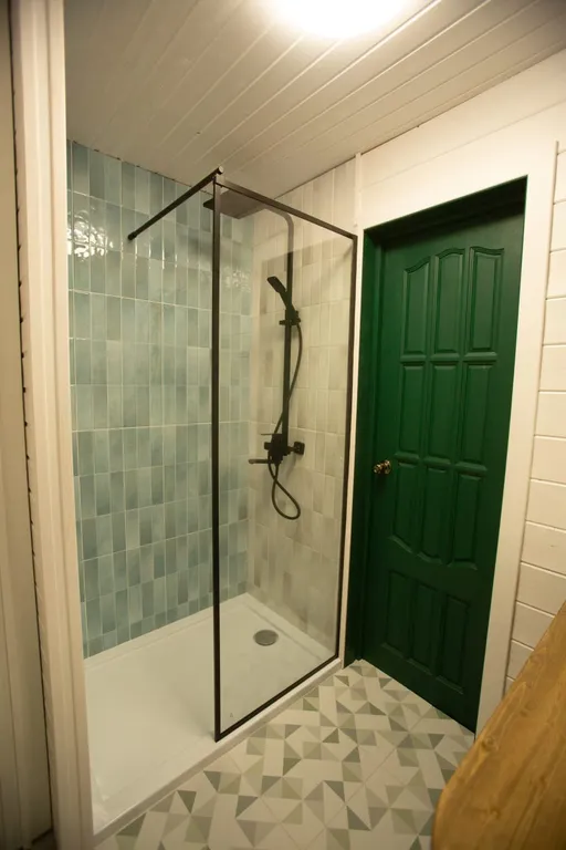 Треугольный домик у леса