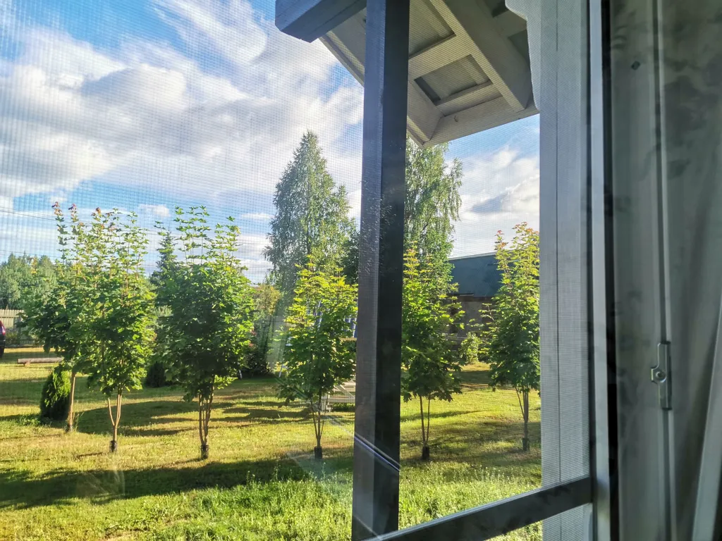 Дом с садом между лесом и рекой