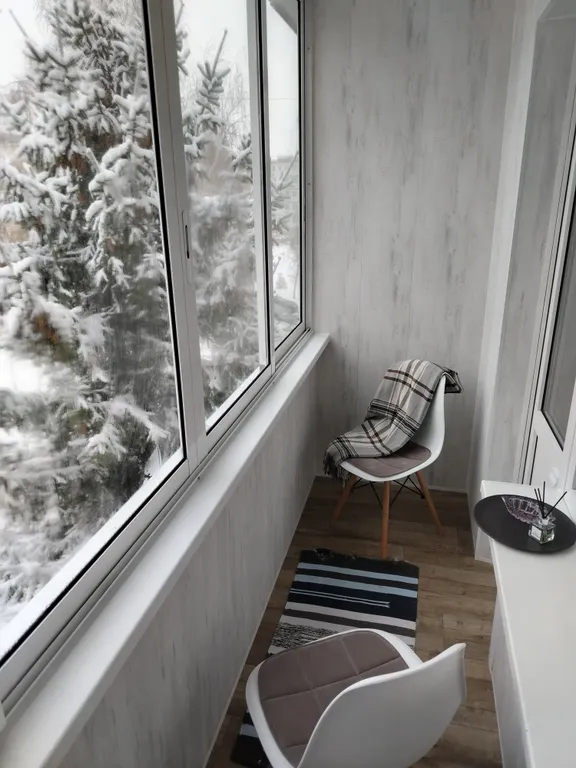 Стильная квартира с большой кроватью.