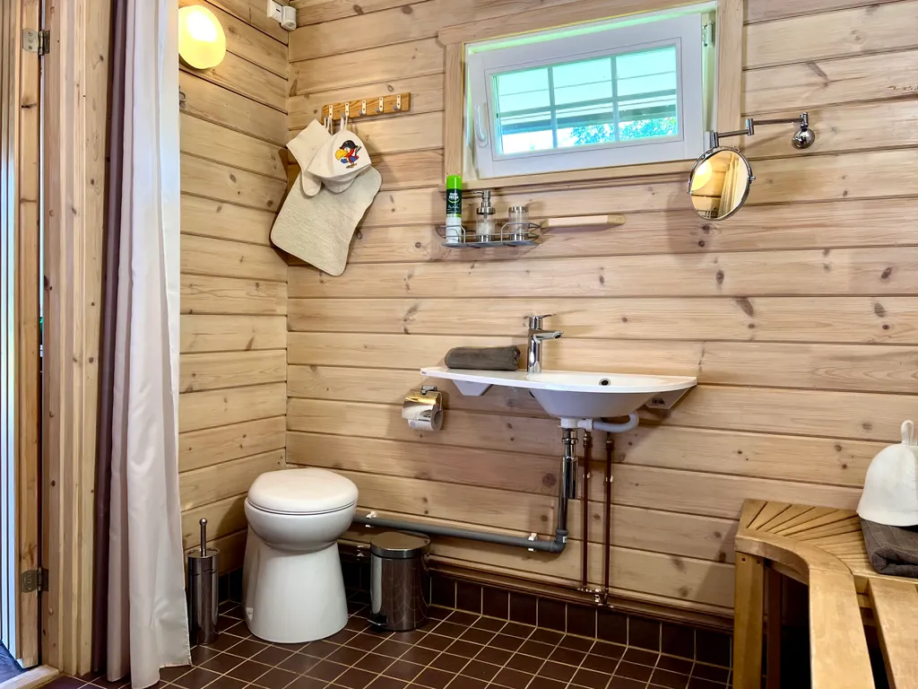 Маленький дом на берегу озера