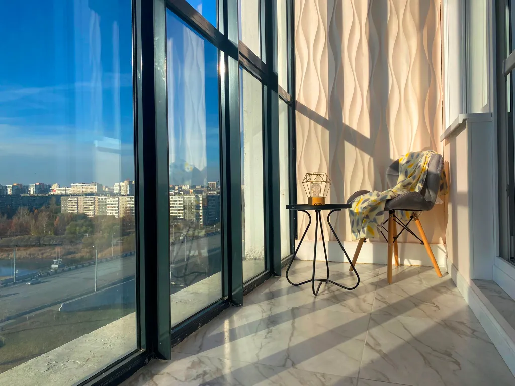 Студия с потрясающей панорамой набережной у ТРК Родник