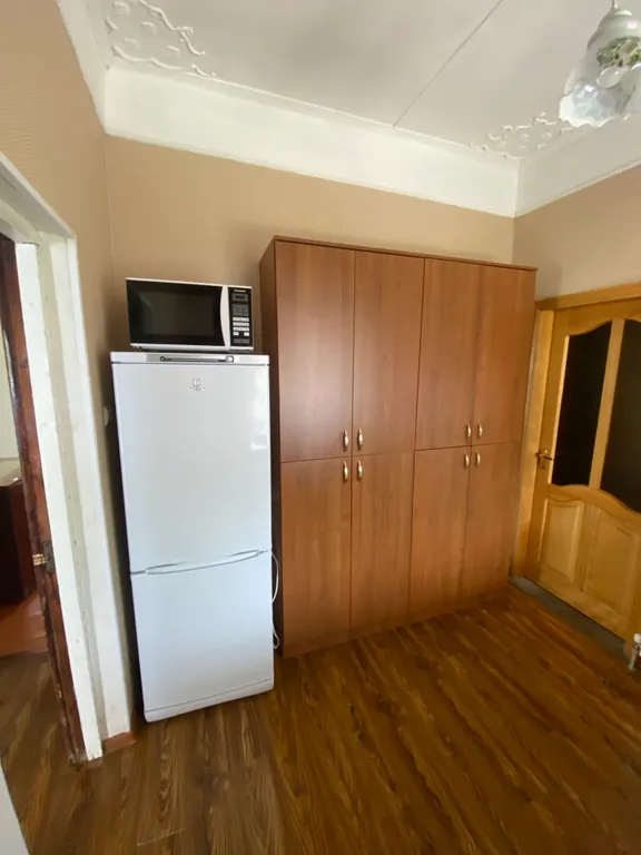 Дом с большим подогреваемым бассейнои, и уютной банькой