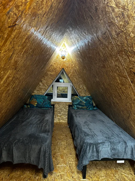 Уютный дом с видом на лес и железную дорогу