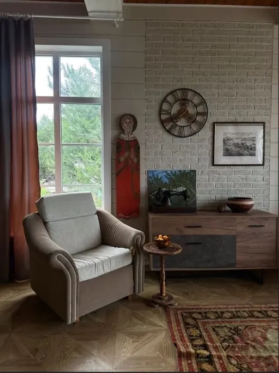 Усадебный дом с видом на реку, берег с мостками и рыбной ловлей