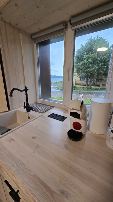 Уютная часть дома на берегу Волги в городе