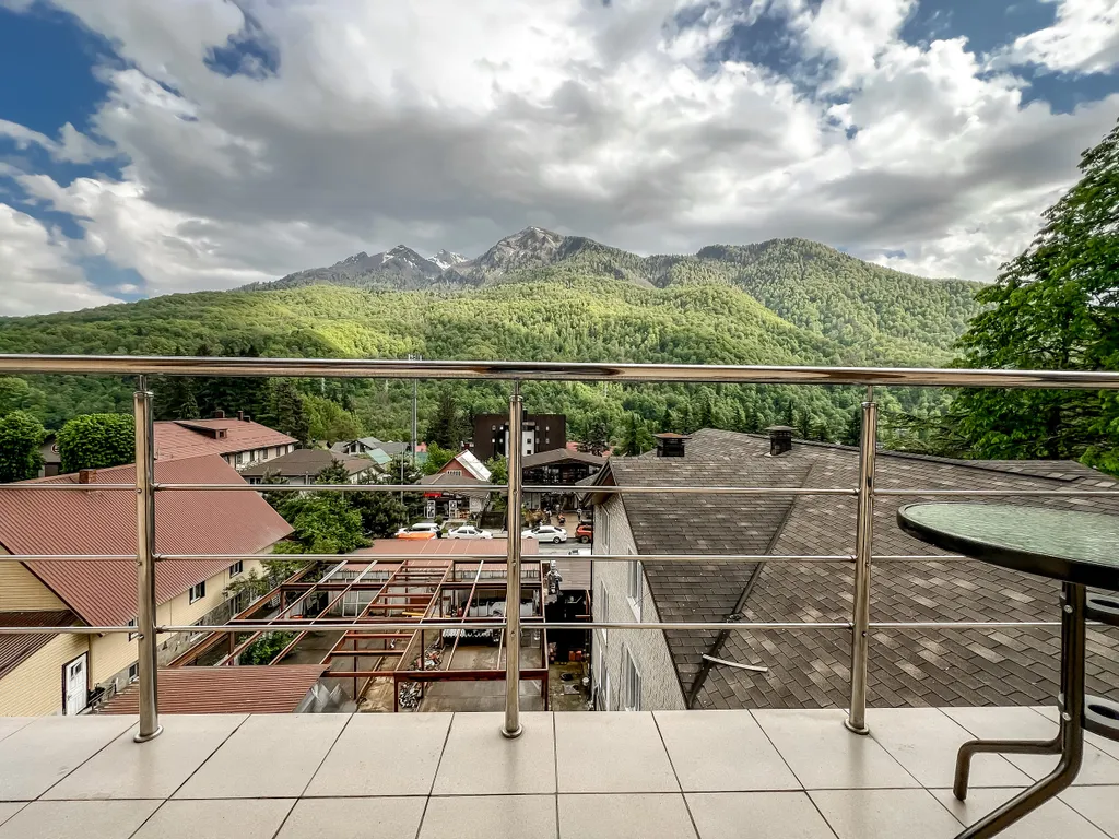 Люкс с видом на горы и балконом