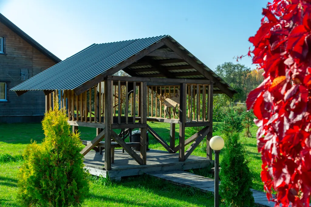 Дом у пруда