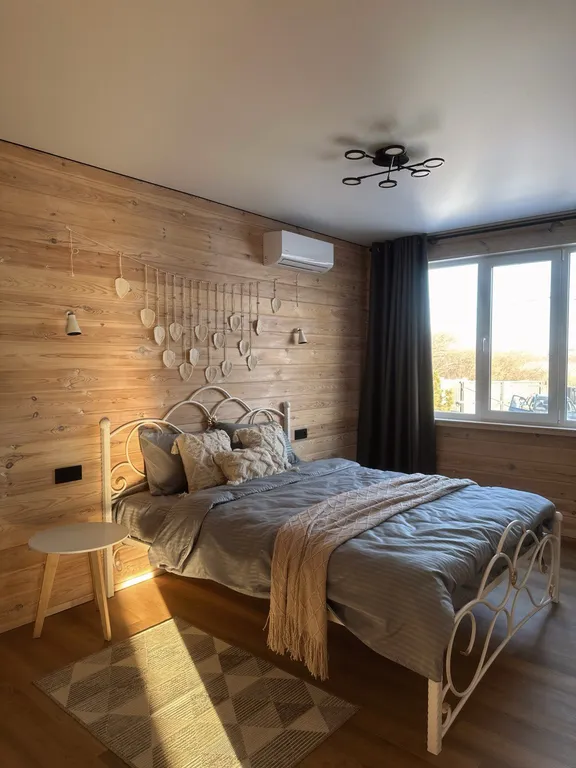 Дом у берега озера