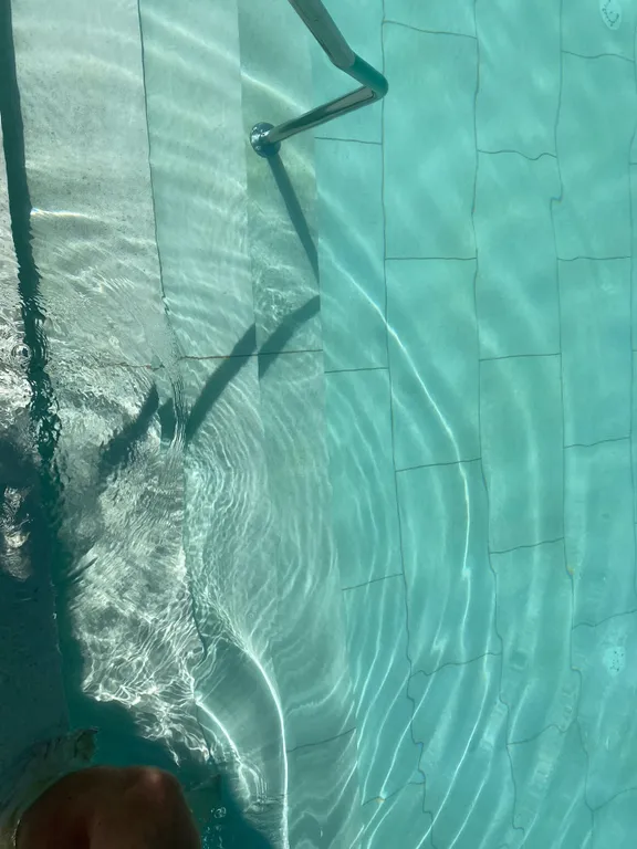 Квартира Квартира Двухкомнатная с 2 санузлами, проектором на балконе, бассейном на территории — Адлер