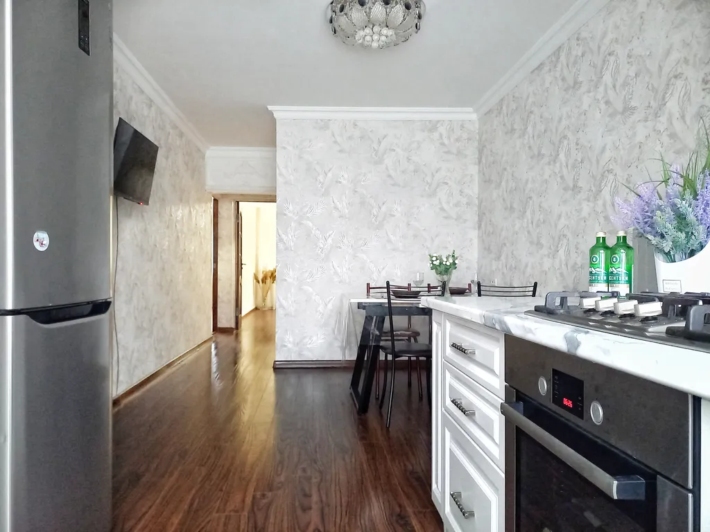 Апартамент напротив парка Победы, с отдельным двором, гараж