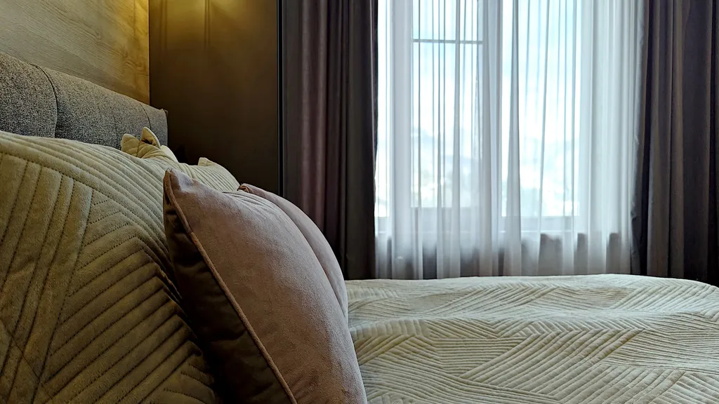 Современный красивый апартамент со спальней. Панорама на горы. Центр.