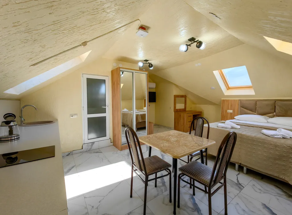 Светлая студия на мансардном этаже с видом на горы