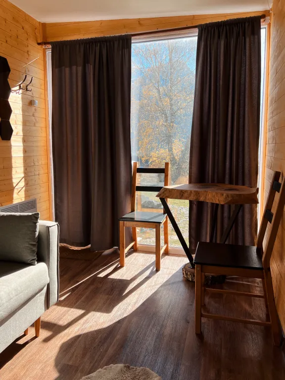 Уютный маленький домик в горах