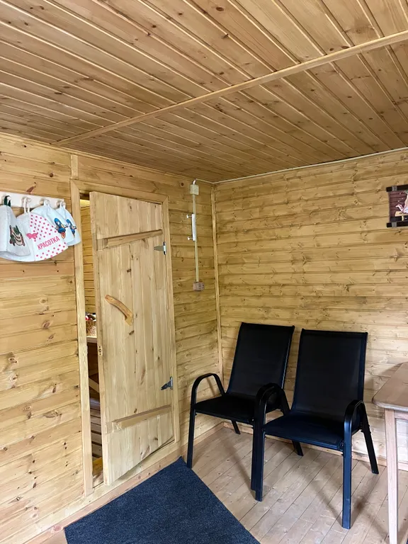 Дом и баня у скалы