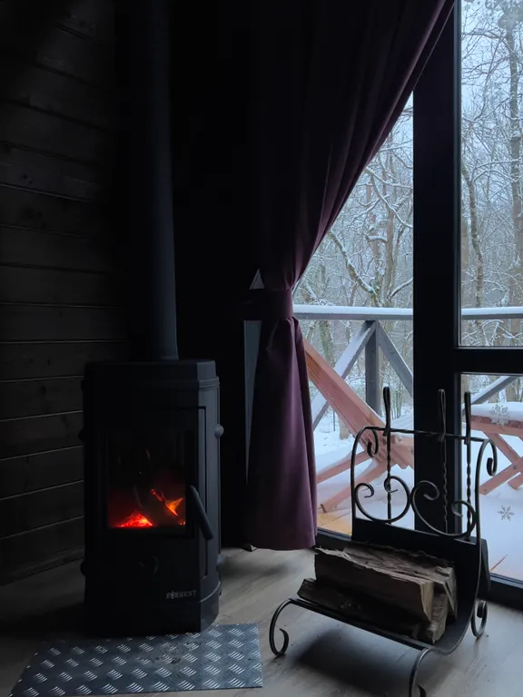 Дом с видом на лес рядом с горной рекой