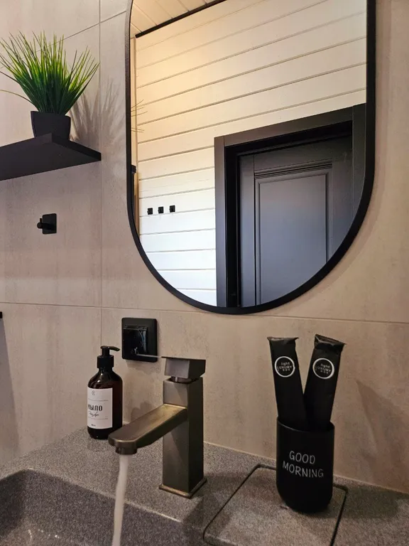 Дом с большой террасой, панорамными окнами, банным чаном и сауной