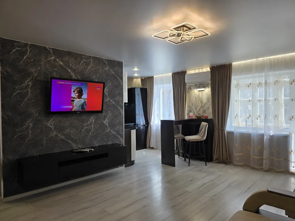 Красивая студия в стиле hi-tech