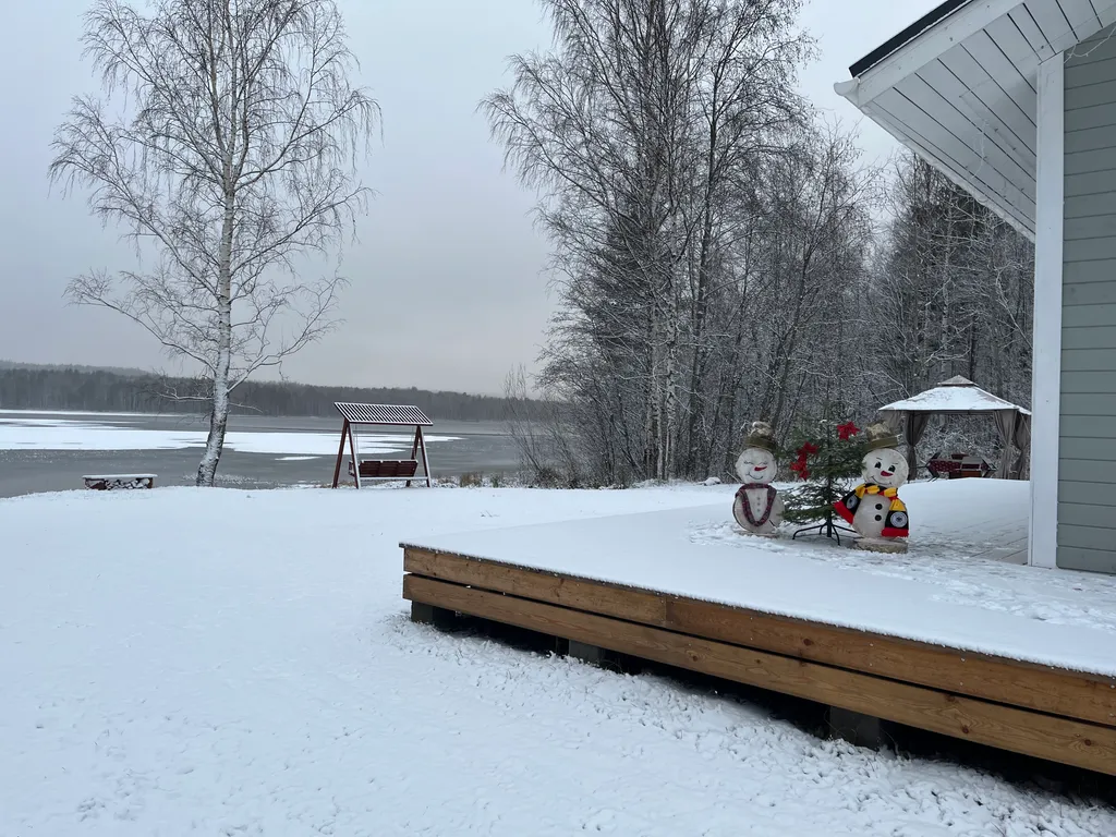 Домик в Карелии на берегу озера