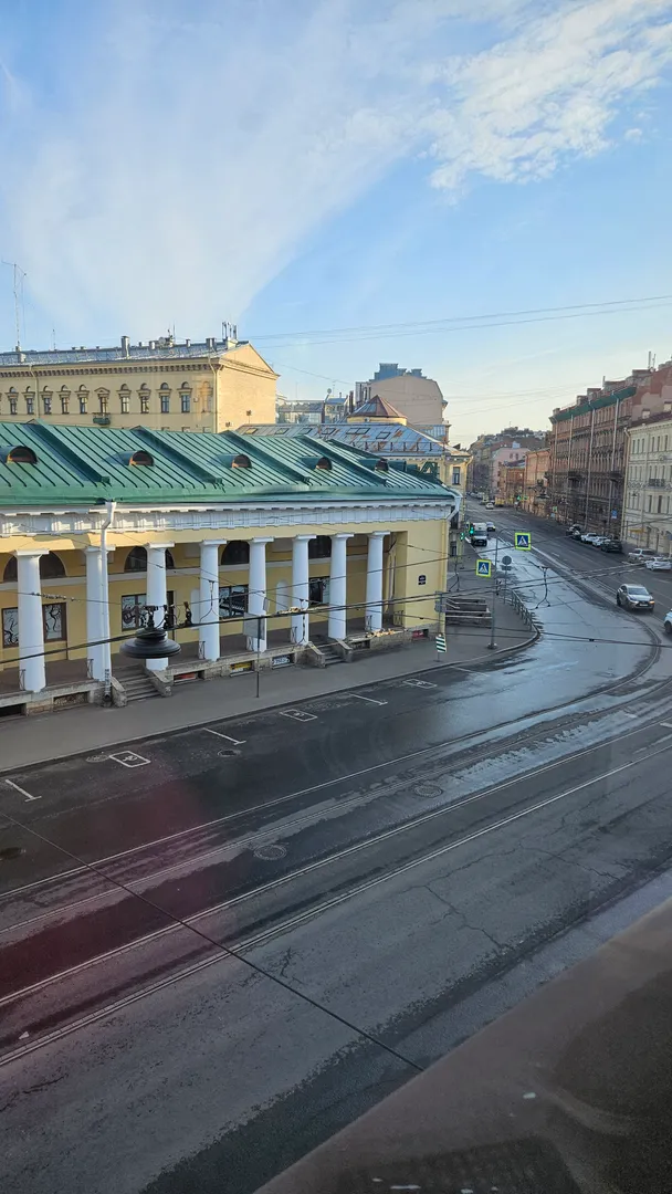 Вид из окна на ул. Марата. 