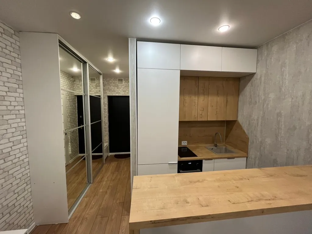 Студия в новом доме возле кадетского училища