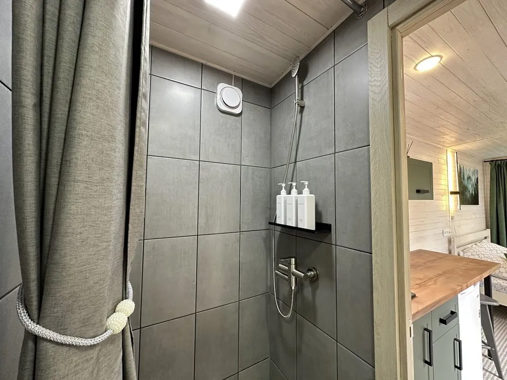 Домик в тихом и спокойном месте в окружении леса