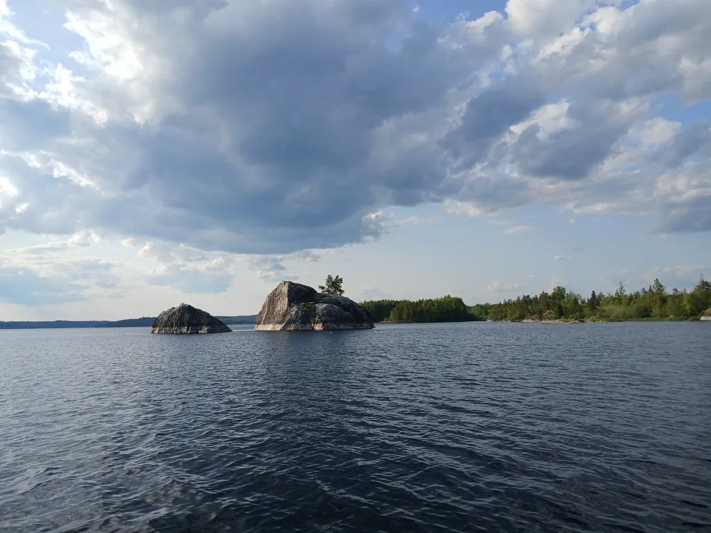Домик на самом берегу озера
