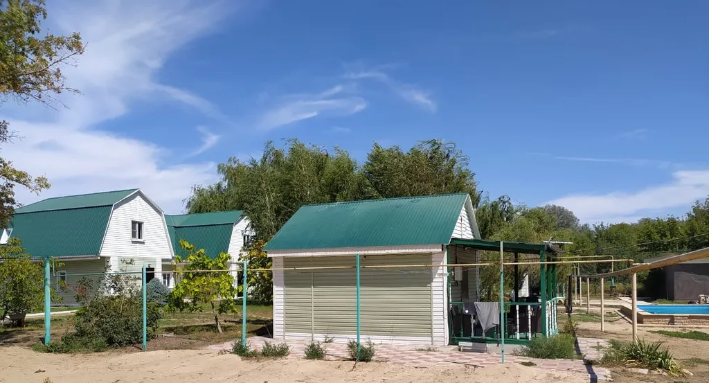 Дом с террасой около бассейна