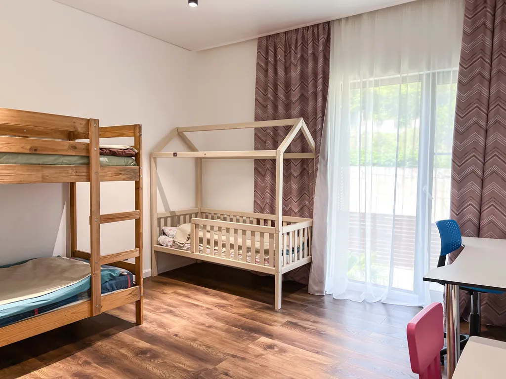 Новый современный дом с теплым бассейном и сауной