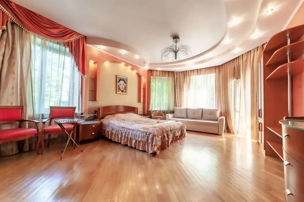 Дом с бассейном и сауной