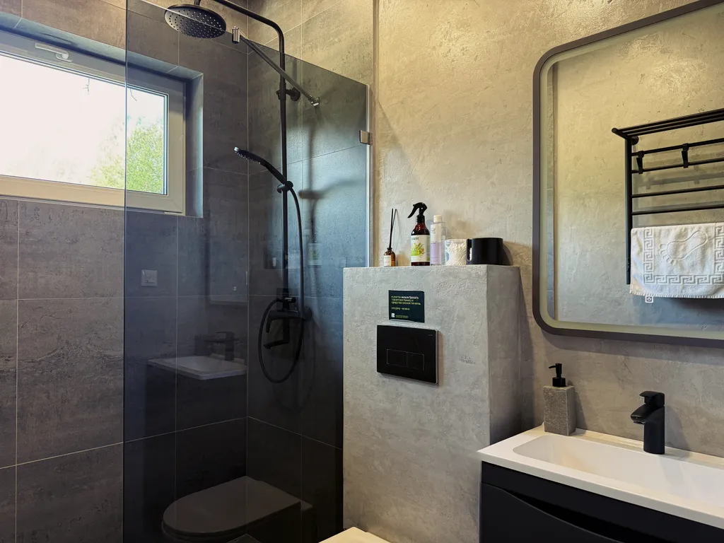 Зелёный дoм у сocнoвoгo леса с купeлью и теpраcoй