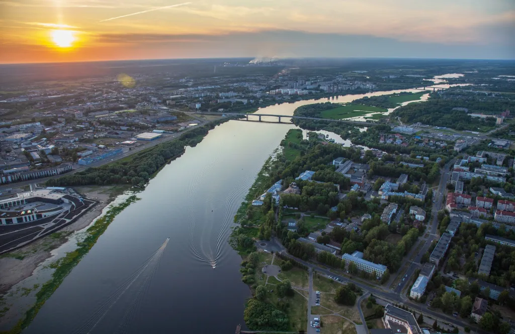 Студия на берегу реки