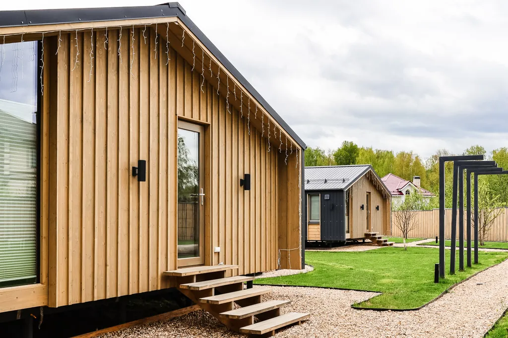 Белый дом на берегу водохранилища