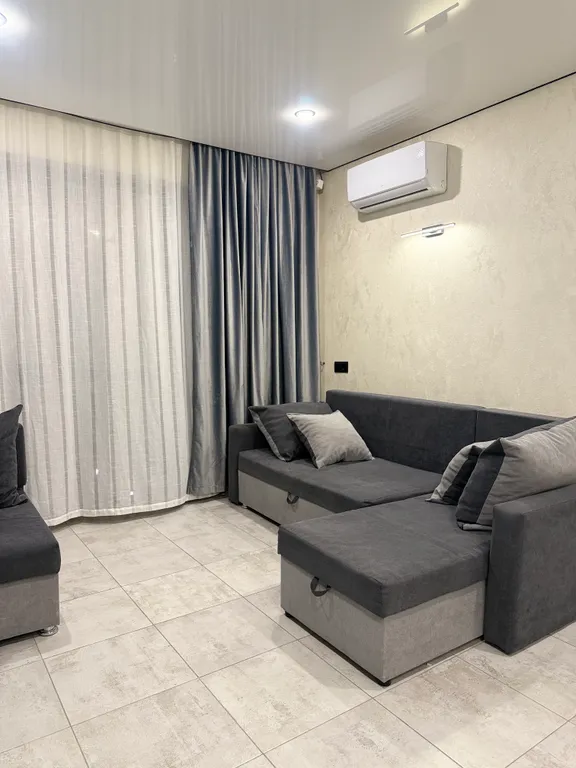 Студия с панорамными окнами и видом во двор