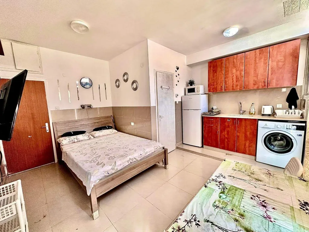 Небольшая новая студия в бат яме 150 мет от моря, очень тихая светлая