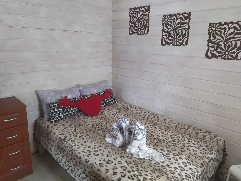 Дом с 2 спальнями и кухней -гостиной