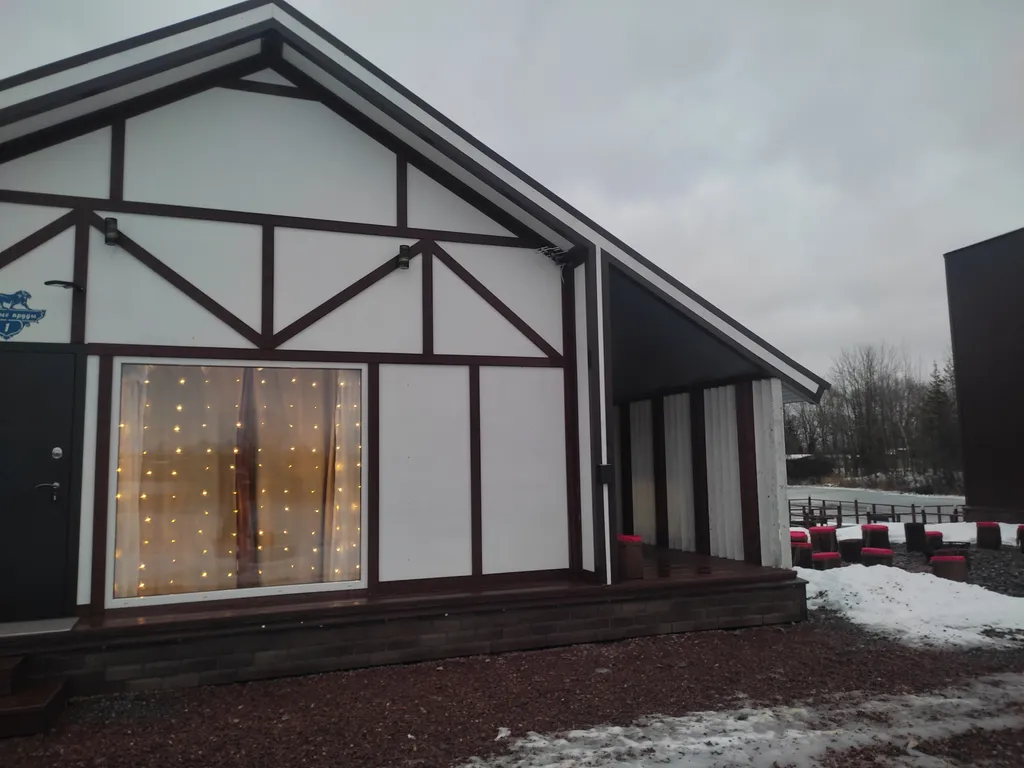 Дом отдыха на берегу озера