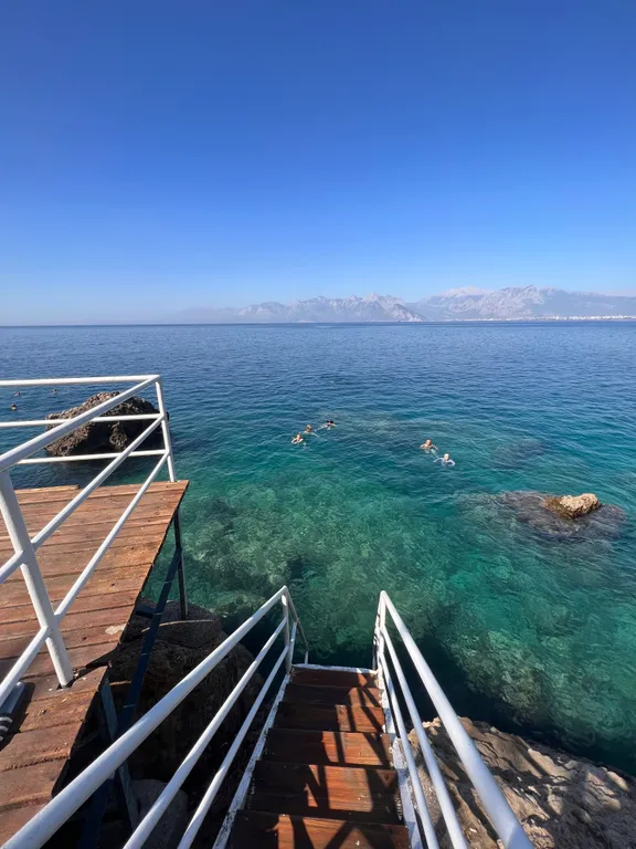 Spacious luxury waterfront flat