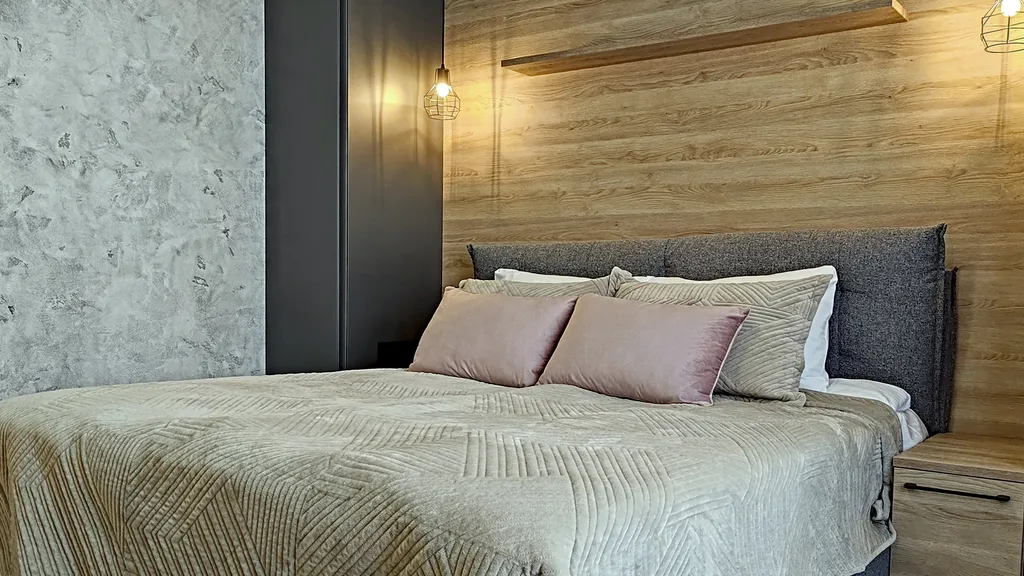 Современный красивый апартамент со спальней. Панорама на горы. Центр.